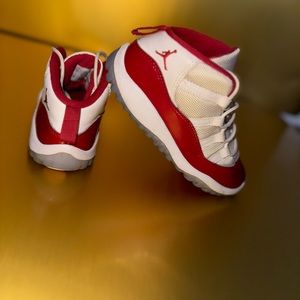 Jordans, 11s cherry, red and white size 10 C